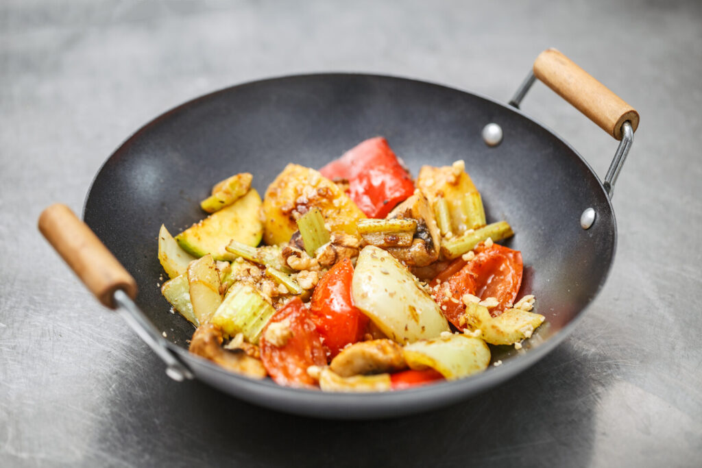 wok with sauteed veggies in it