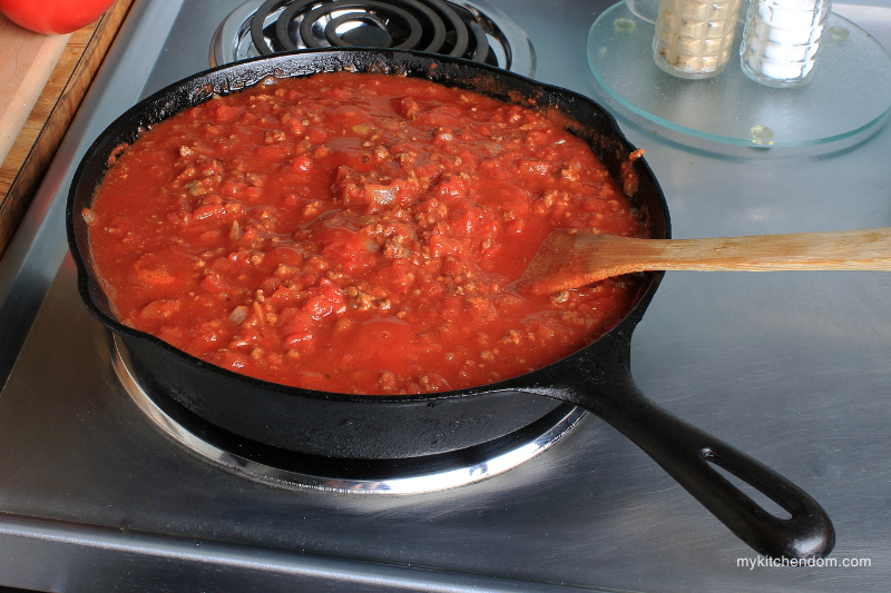 meat sauce for the cheesy baked macaroni dish
